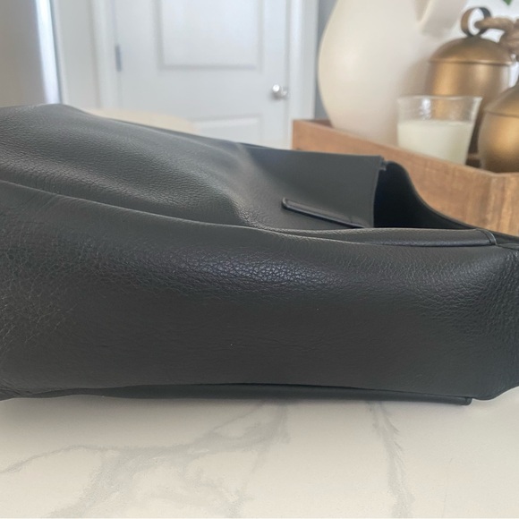 Saint Laurent Black Shoulder Bag with Gold Logo and Adjustable Strap - Picture 6 of 8